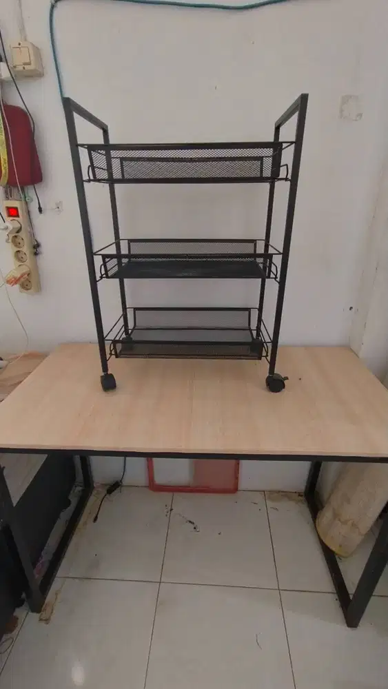 Rak besi dan meja lipat dijual cepat