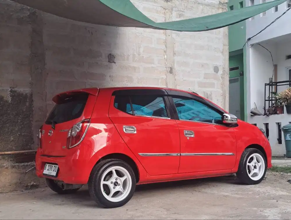 Toyota Agya merah