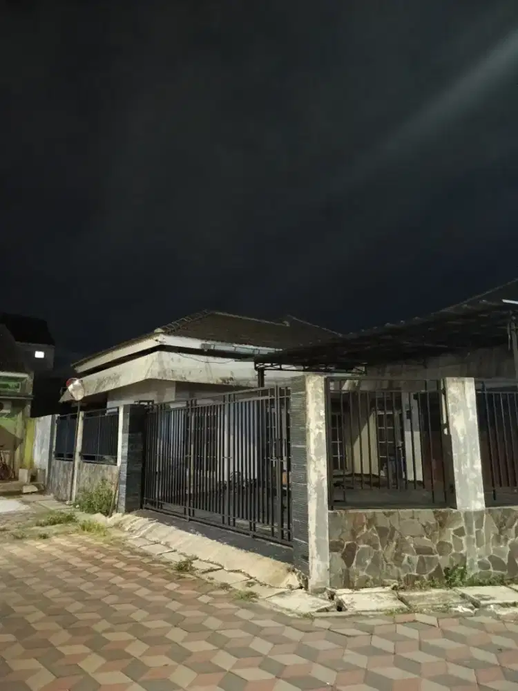 JUAL Rumah LUAS Murah dibawah harga pasar Butuh Dana