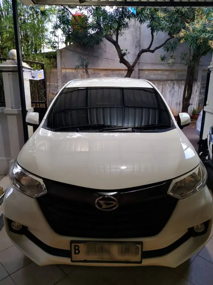 White XENIA X MT LOW KM