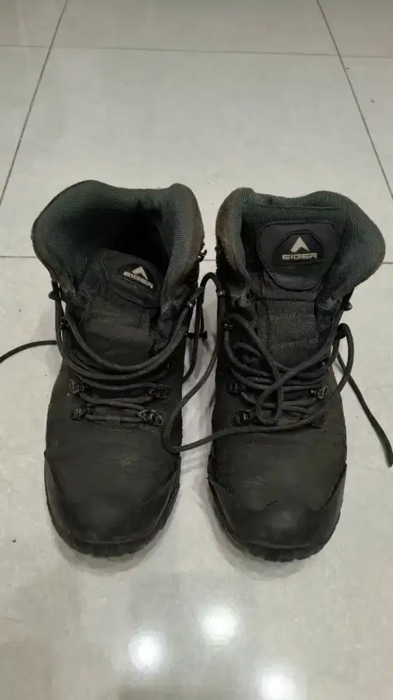 Sepatu Eiger No. 42