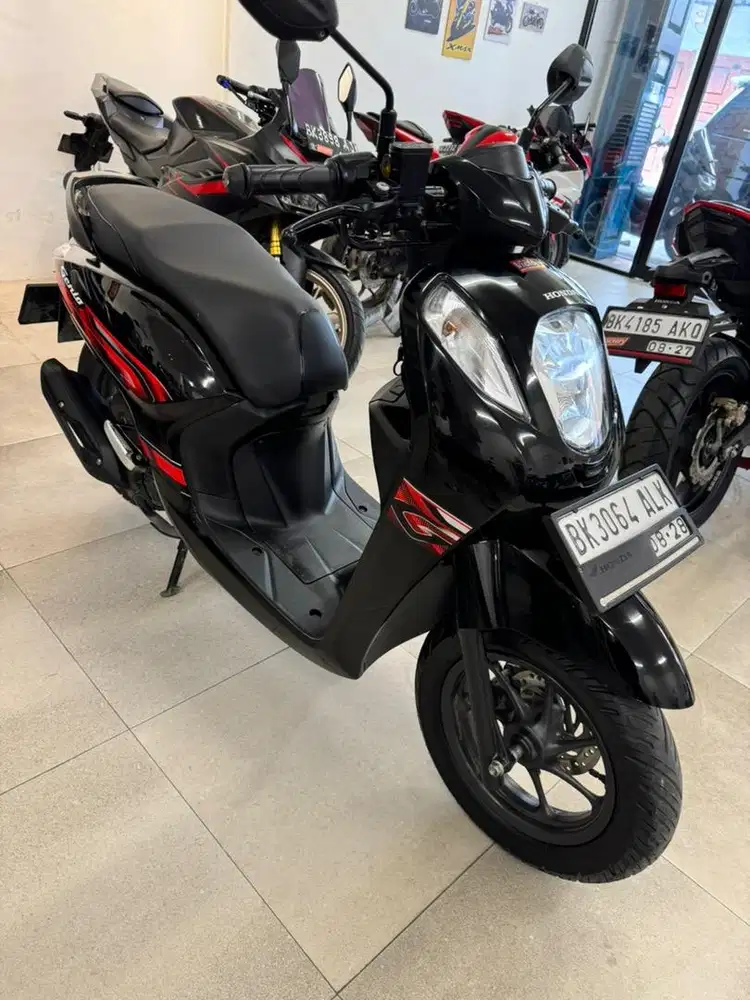 Honda Genio 110 CC CBS 2023 warna Hitam Gloss Skuter Motor Matic Murah