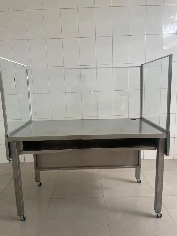 Etalase Stainless dan Kaca