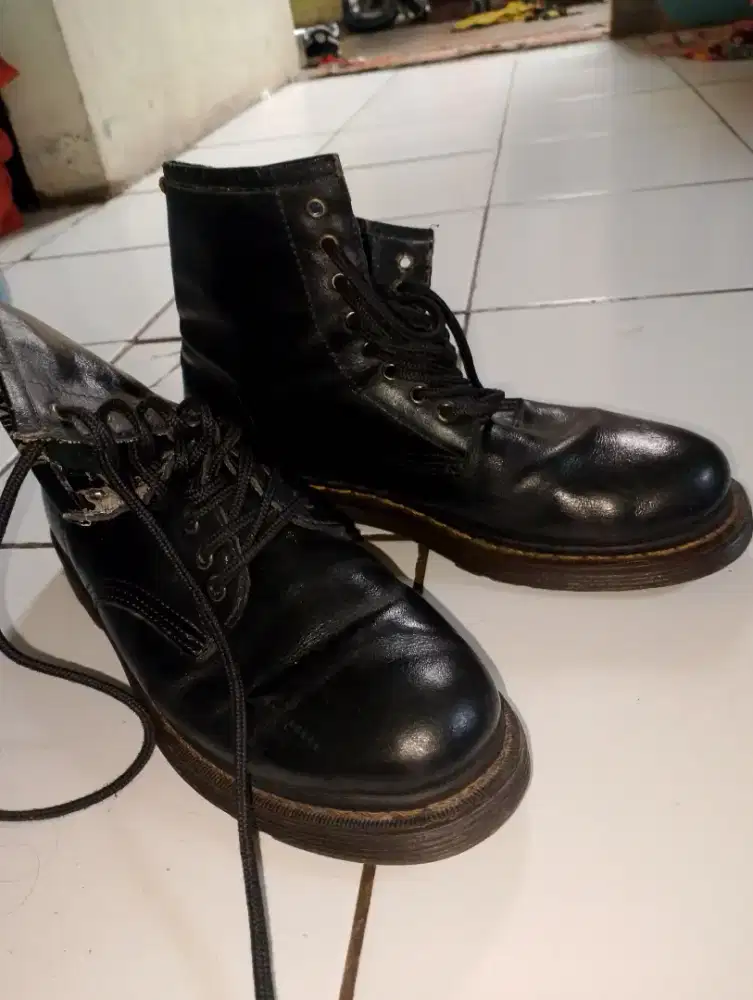 Sepatu boots kulit laki