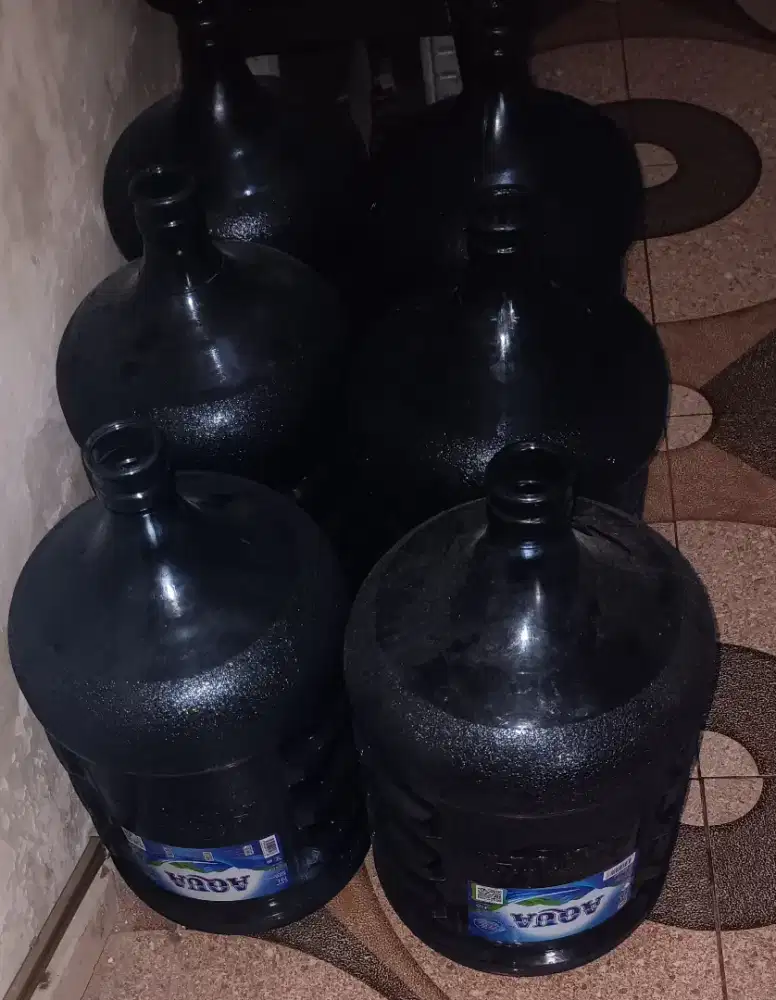 Di jual 6 botol AQUA galon kosong