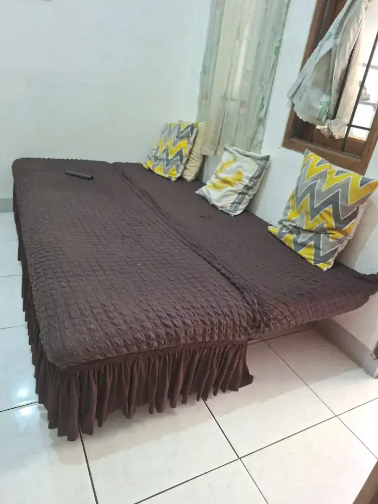 Sofa bed warna merah maroon