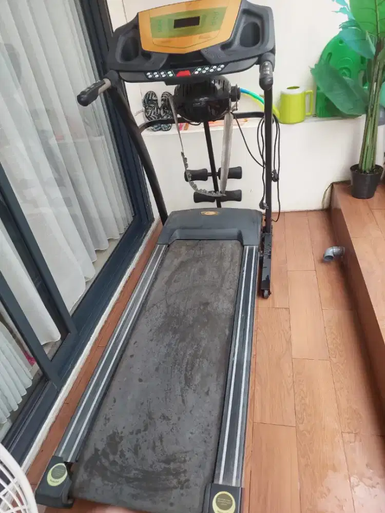 Treadmil joging dirumah