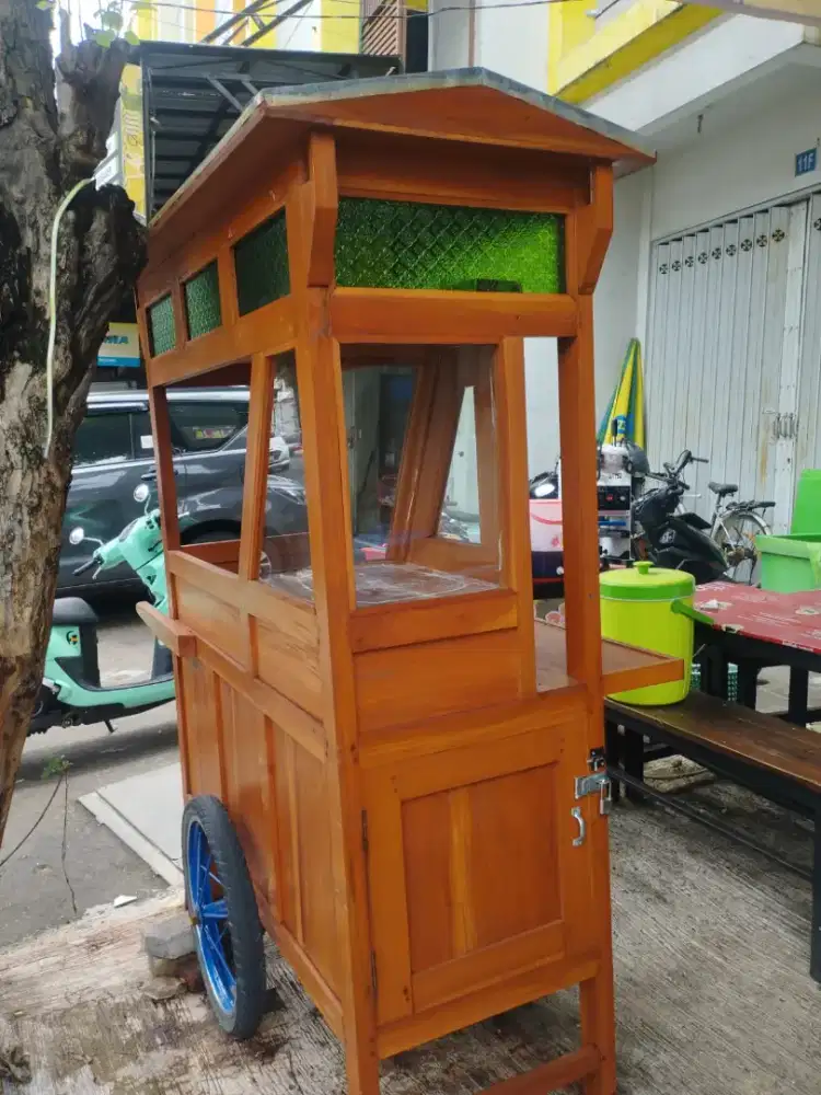 Rombong soto pemakaian cuma 7 hari dari barunya.