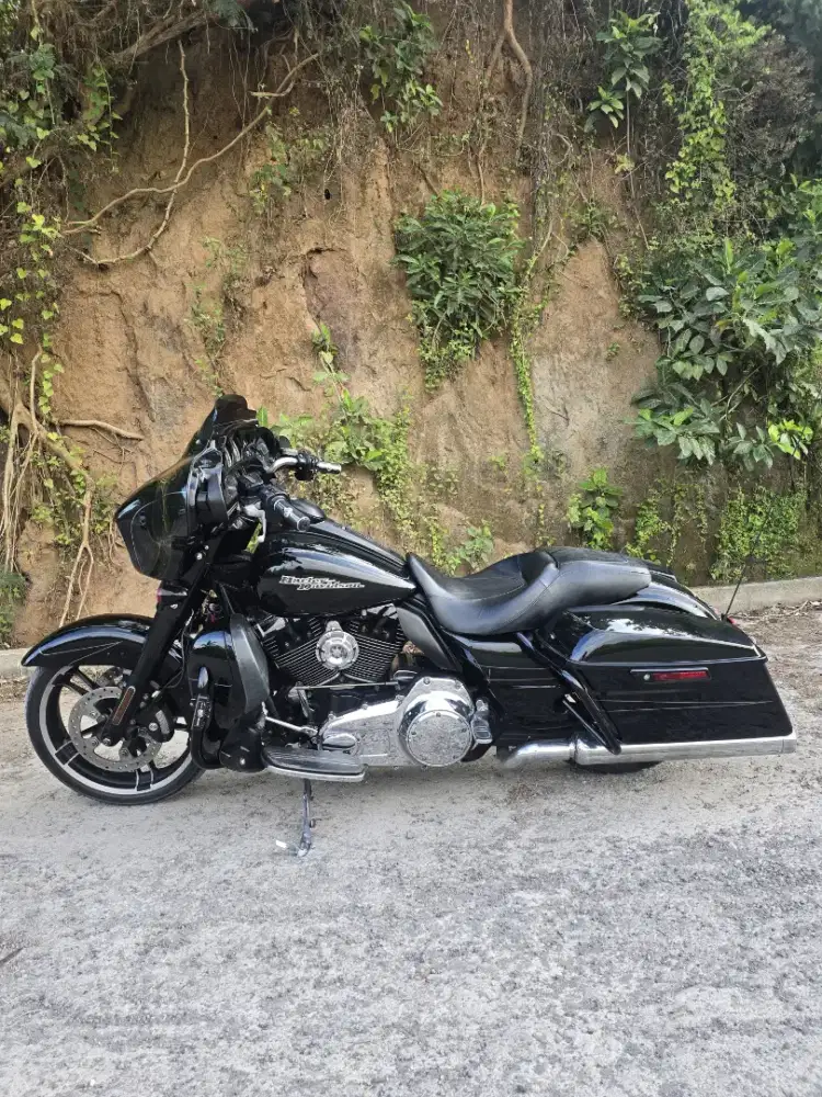 STREET GLIDE RUSHMORE SPECIAL LOW KM