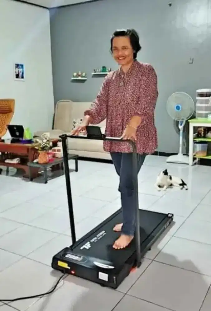 TREADMILL ELEKTRIK WALKING PAD TOTAL TL 336 ALAT FITNESS BARU