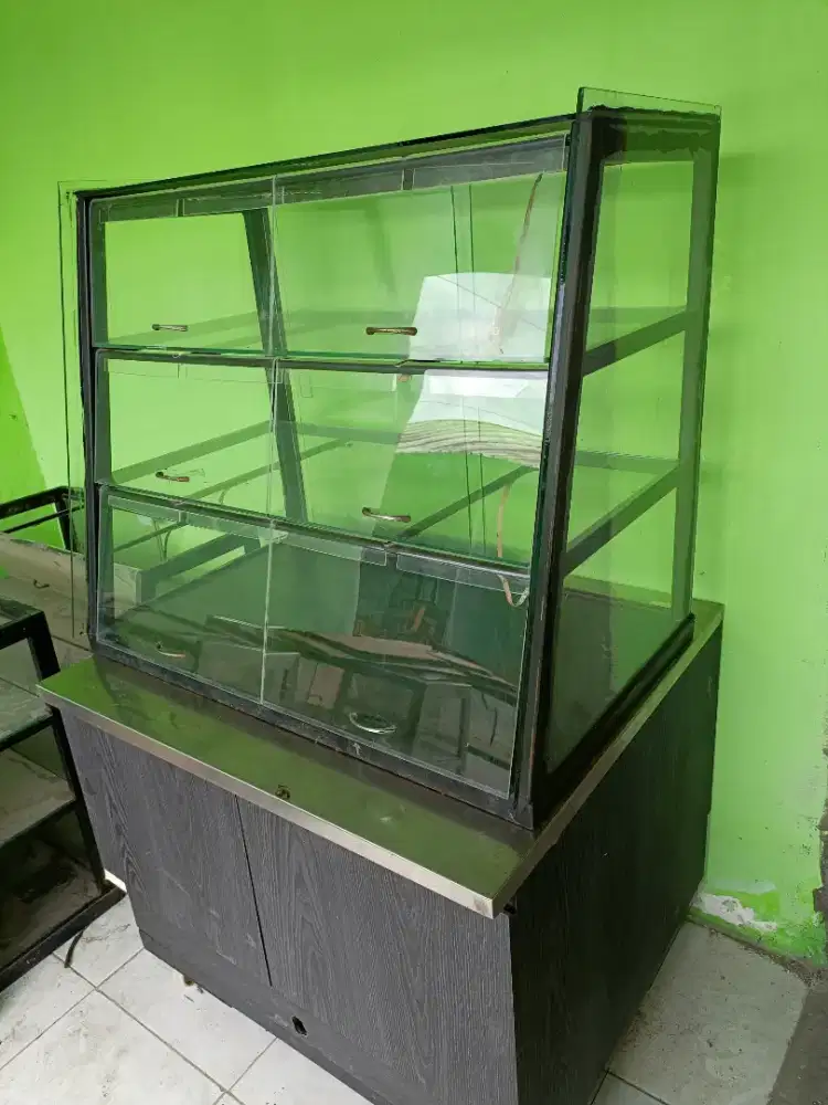 Etalase dan Lemari Usaha