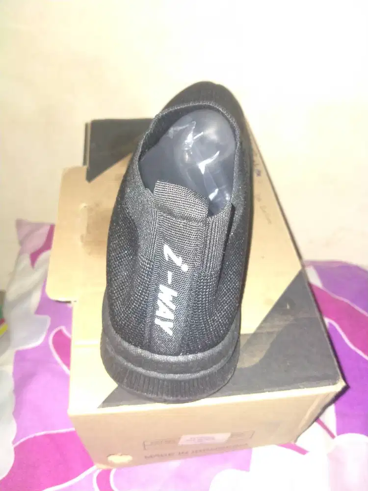 Sepatu hitam merk i-way