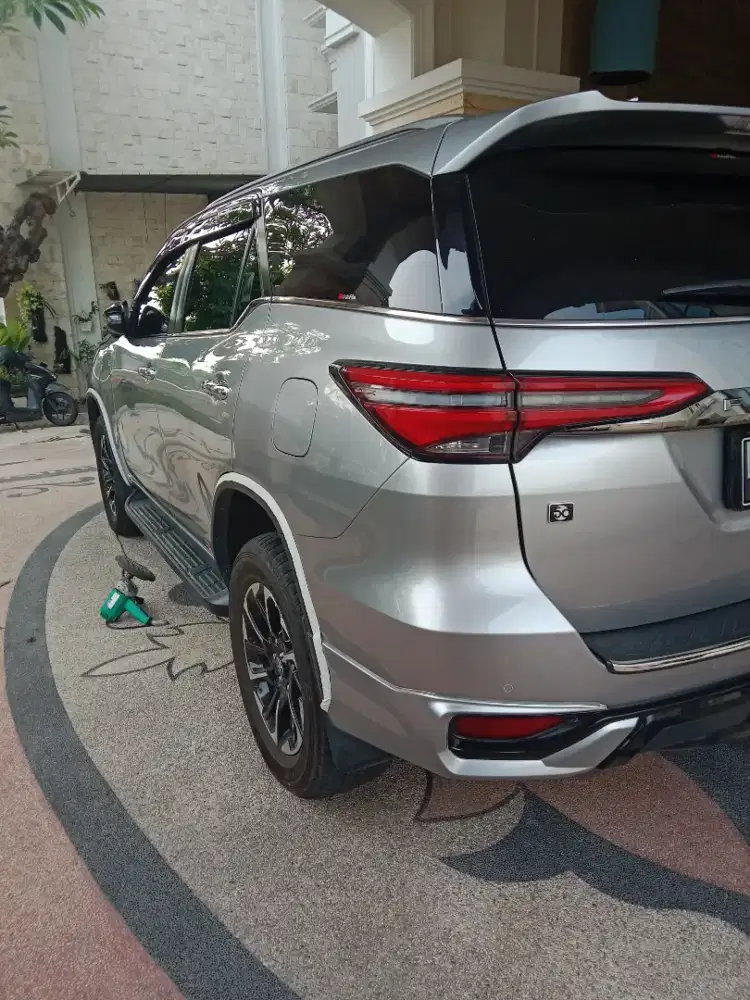 Poles dan salon mobil panggilan