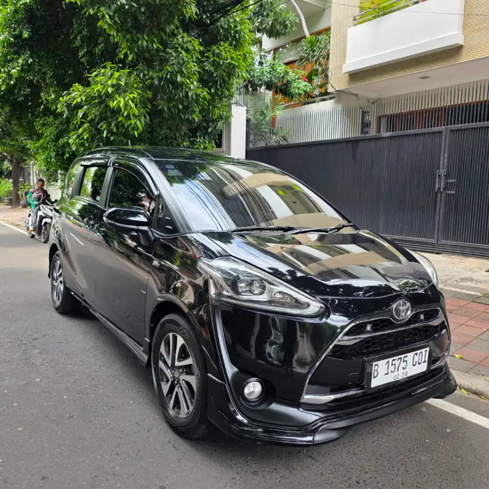 KM 49RB. Bagus Sekali. Toyota Sienta Q CVT 2016 Hitam