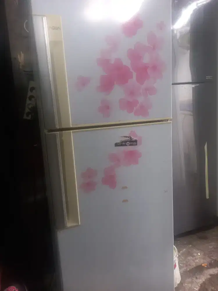 Di jual kulkas 2 pintu merk AQUA Normal
