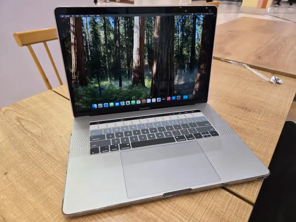 Macbook Pro 2019 touchbar intel i9 16/512 15,4inch mentok rata kanan