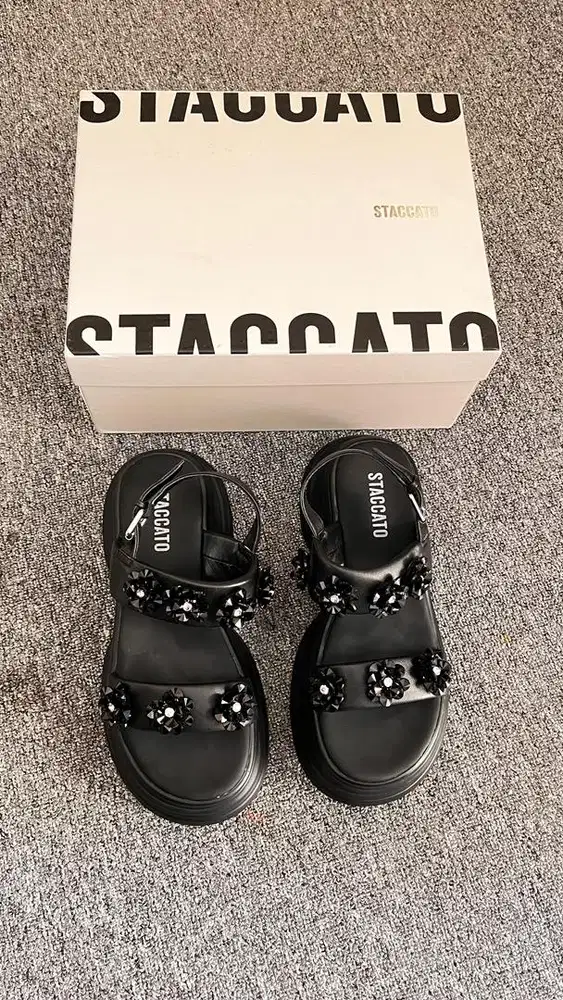 Preloved sendal wedges staccato size 39