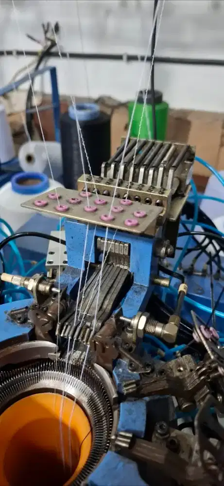 Karyawan pabrik kaos kaki