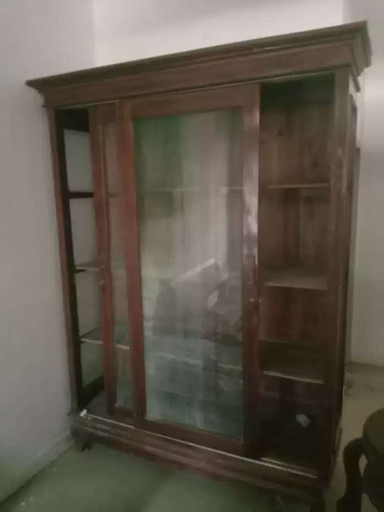 Lemari kaca 2 pintu