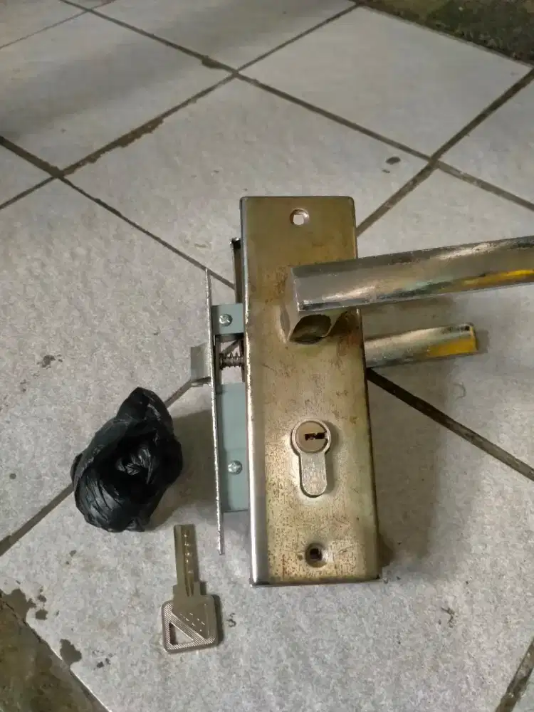 Gagang pintu kunci+sirit kuncinya+baud