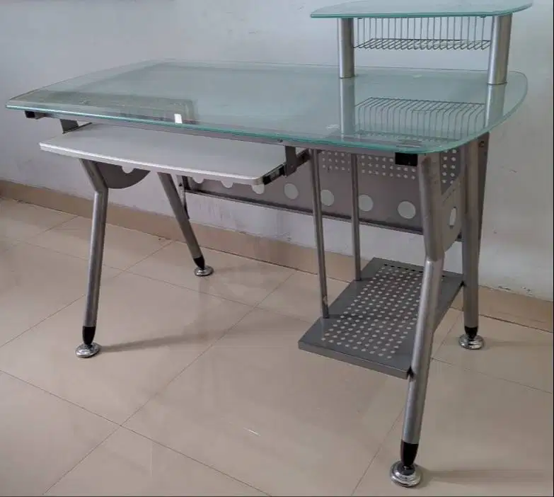 Meja Komputer merk Informa