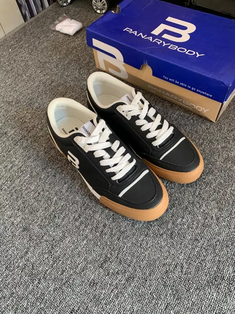 Jual Sepatu Sneakers Pre Loved Baru Bekas Sample Konten