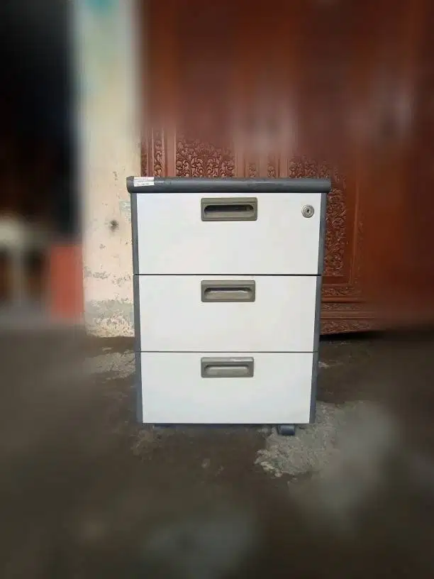 Nakas 3 laci alas roda