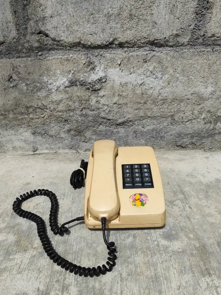 Telepon lawas antik jadul