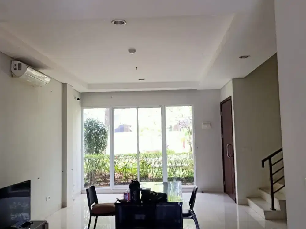 Town House Puri Mansion 5BR Furnished View Pool Jakarta Barat