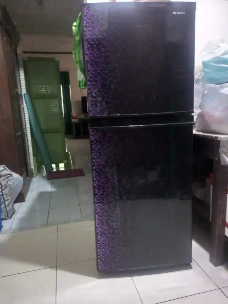 Kulkhas dua pintu Sharp