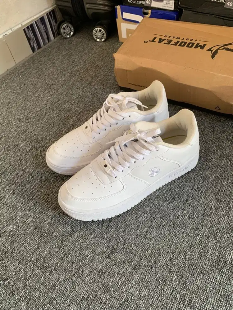 Jual Sneakers Putih Baru Bekas Sample Konten Preloved