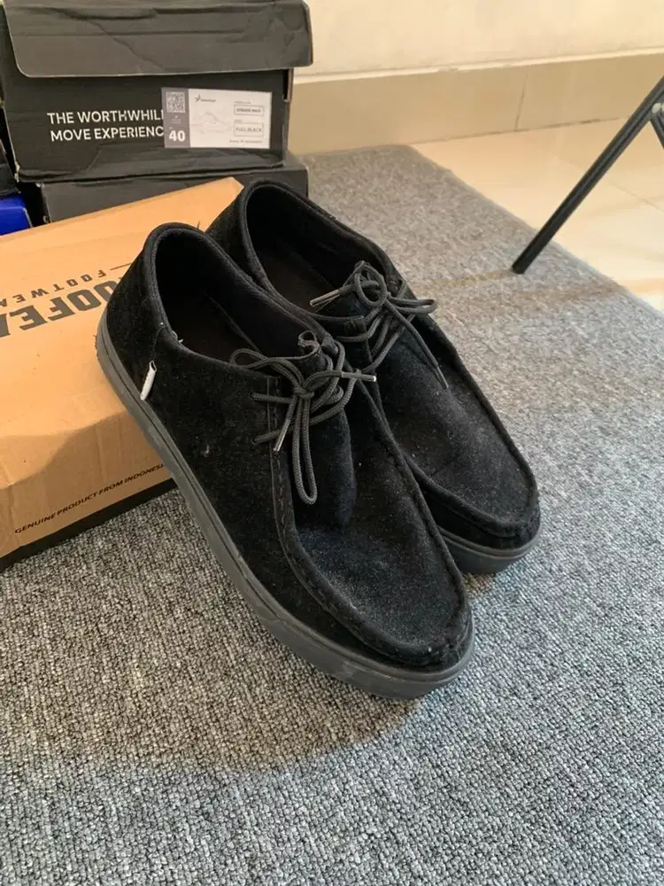 Jual Sepatu Full Black Lokal Brand Baru Preloved