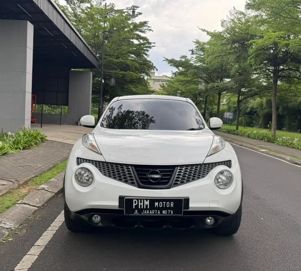 Nissan Juke RX Red Edition A/T Tahun 2013 Warna Putih kondisi Istimewa