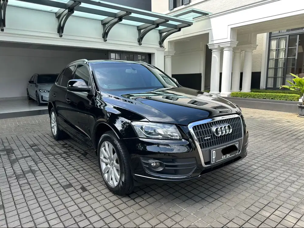 Audi Q5 hitam 2010 LOW KM 1tgn dr baru SUV CX5 crv x5 hrv x3 eropa