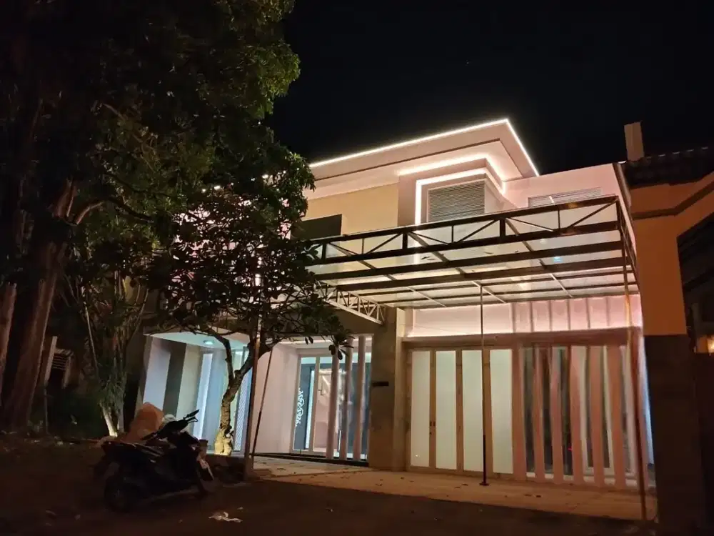 Disewakan rumah mewah murah 2 lantai siap huni, baru renovasi, full furnished di Laguna Cluster Palm Beach, Pakuwon City, Surabaya.