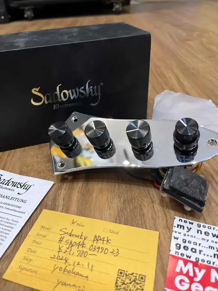 Sadowsky preamp bass onboard