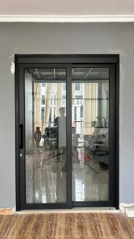 Pintu Sliding Swing Aluminium — Fleksibel, Modern, dan Hemat Ruang!