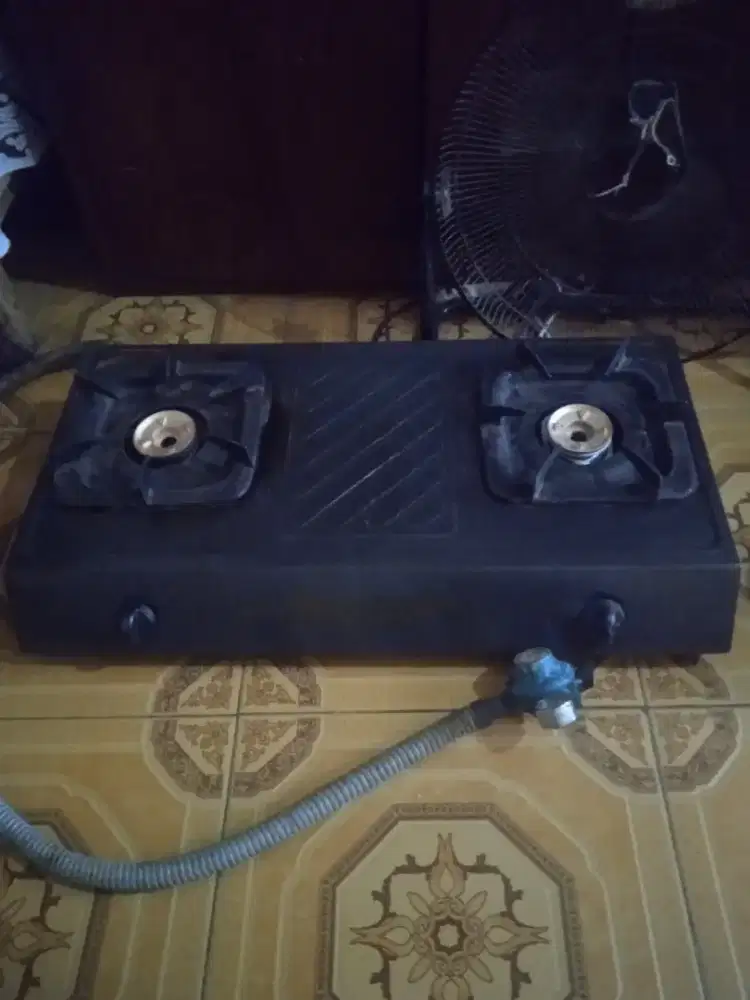 Jual aja santai kompor gas 2 tungku merk Rinnai plus selang regulator.