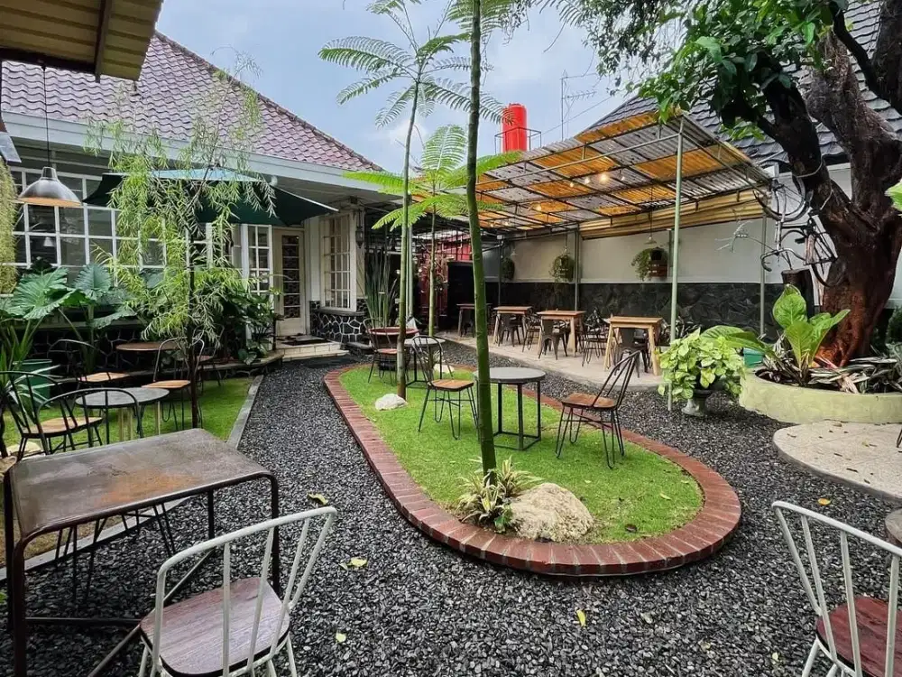 DIJUAL Rumah bagus nyaman asri cocok untuk cafe strategis pusat kota di sayap Jl Riau, Bandung
