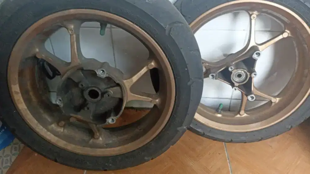 Dijual Velk Nmax dan ban ORI 2023  dari baru