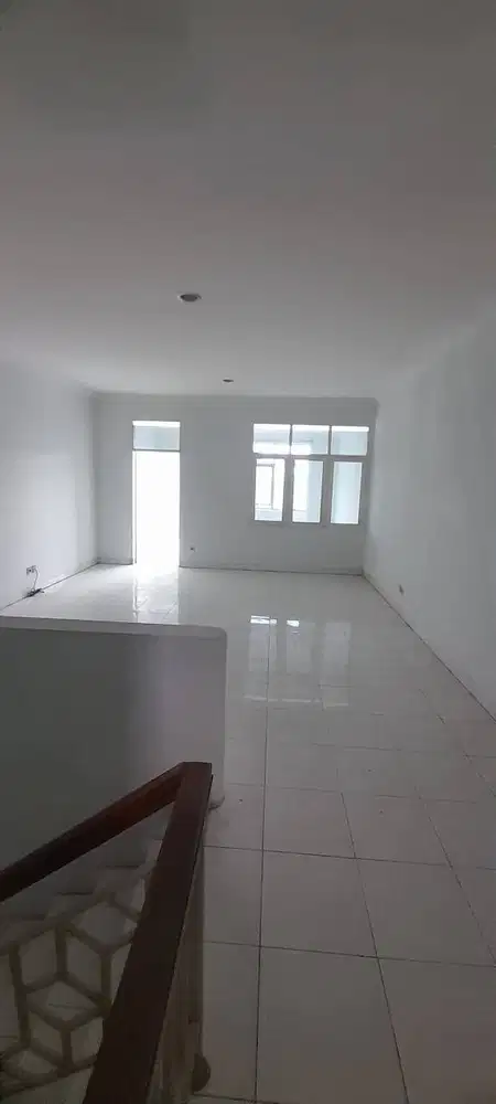 Disewakan Ruko 3 Lantai Siap Usaha di Singgasana Pradana