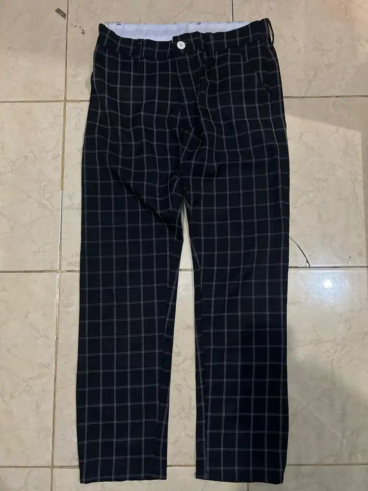 Celana tartan warna hitam garis putih