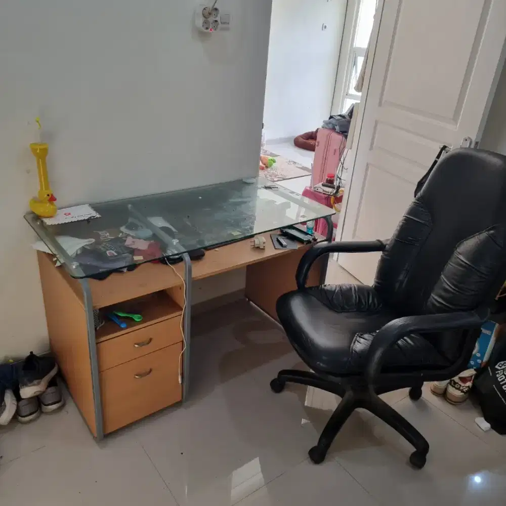 Meja sekertaris + kursi direktur