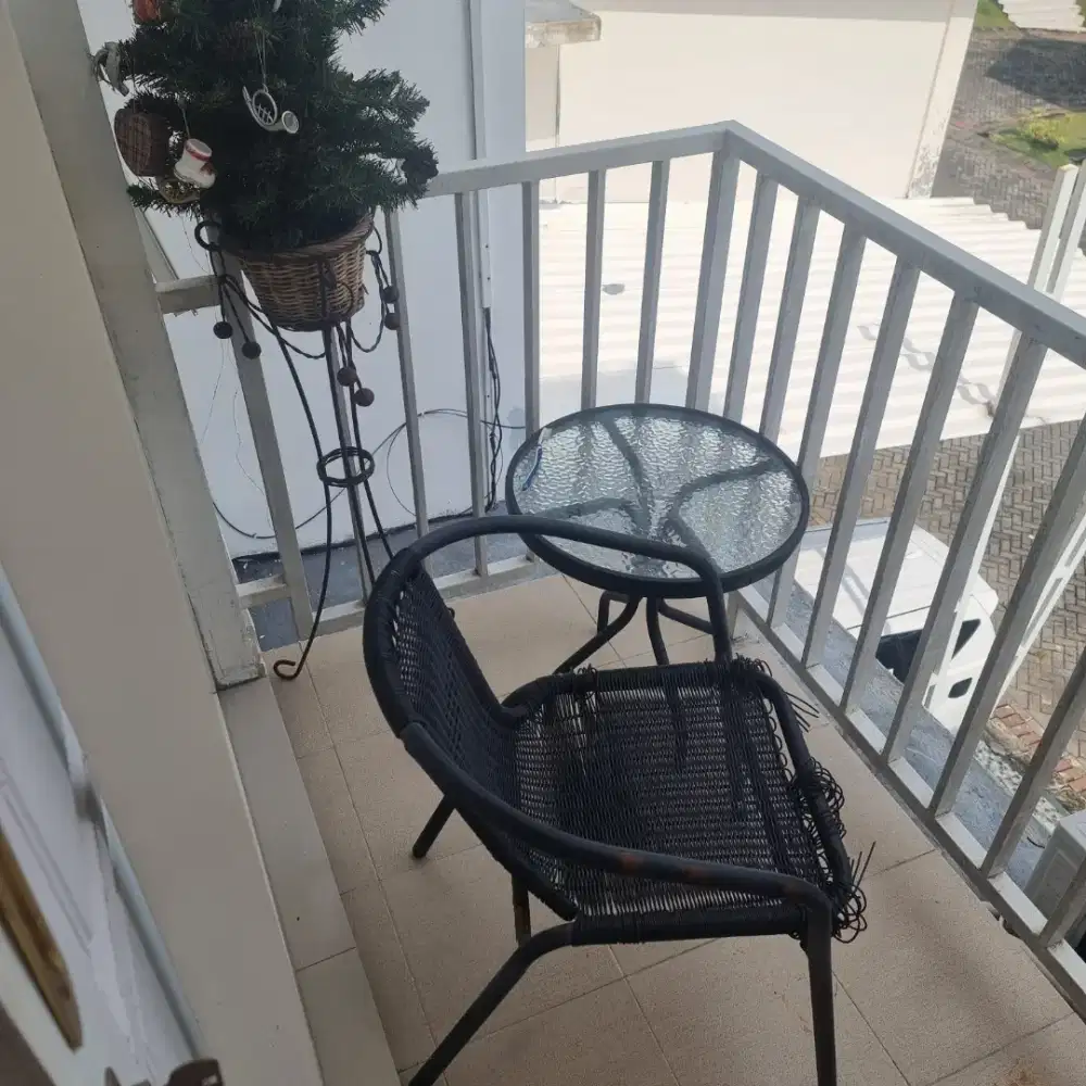 Meja dan kursi taman