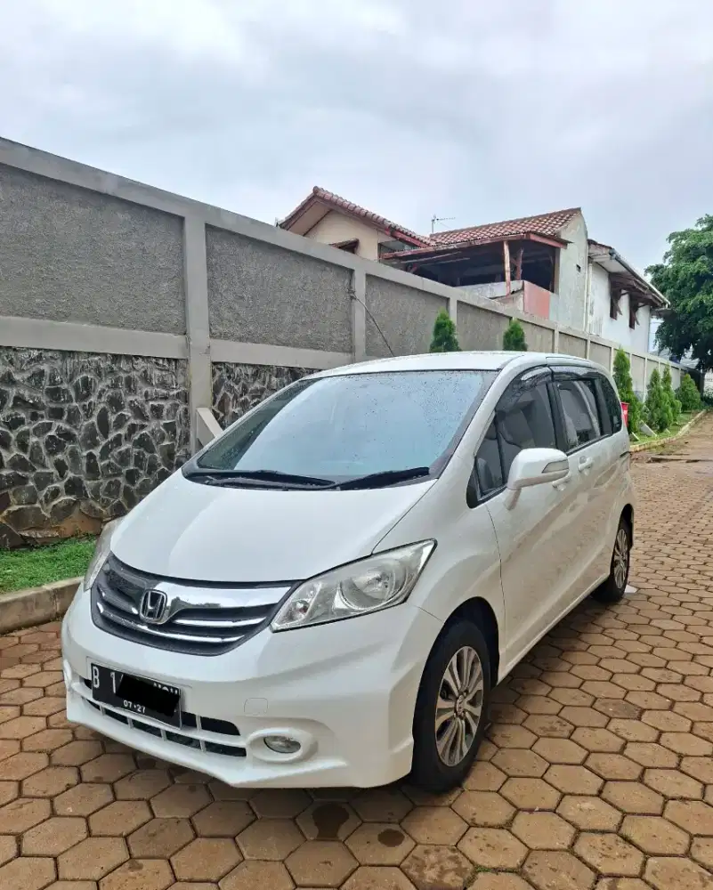 (Harga Cash) Freed E PSD NIK 2012 Putih Low KM