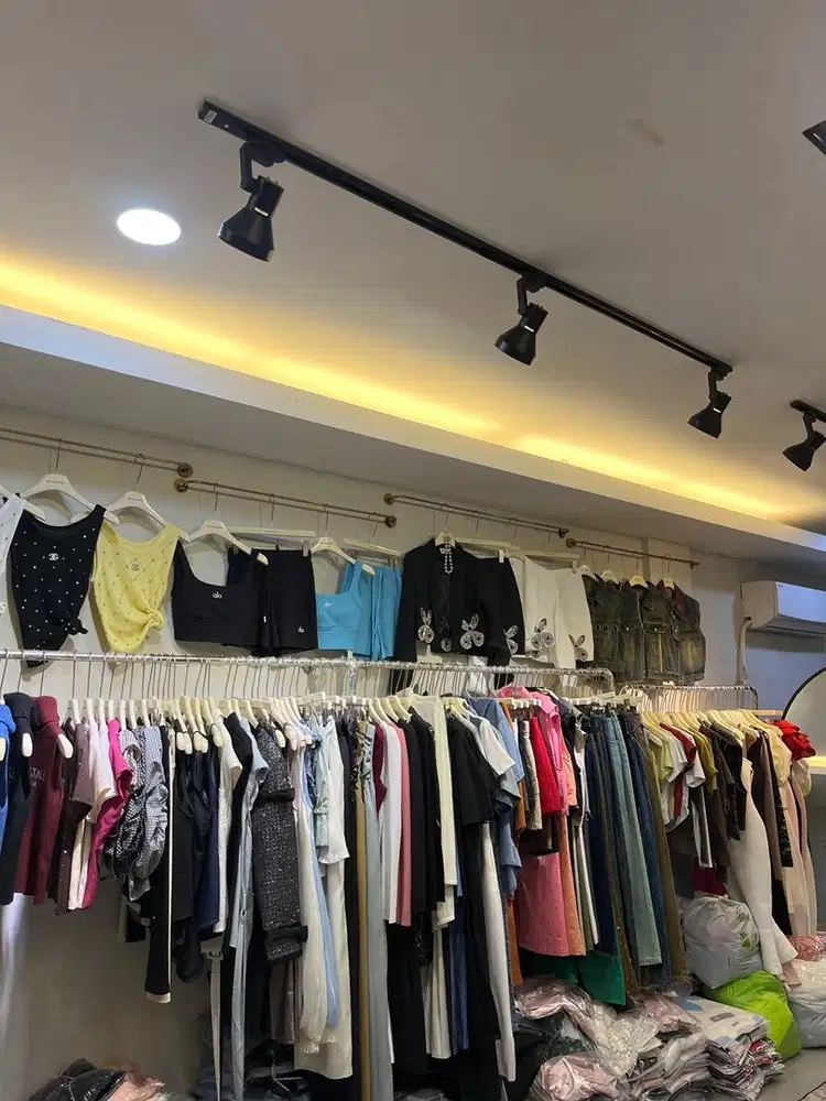 DICARI KARYAWATI AKTIF MENJAGA TOKO BAJU WANITA