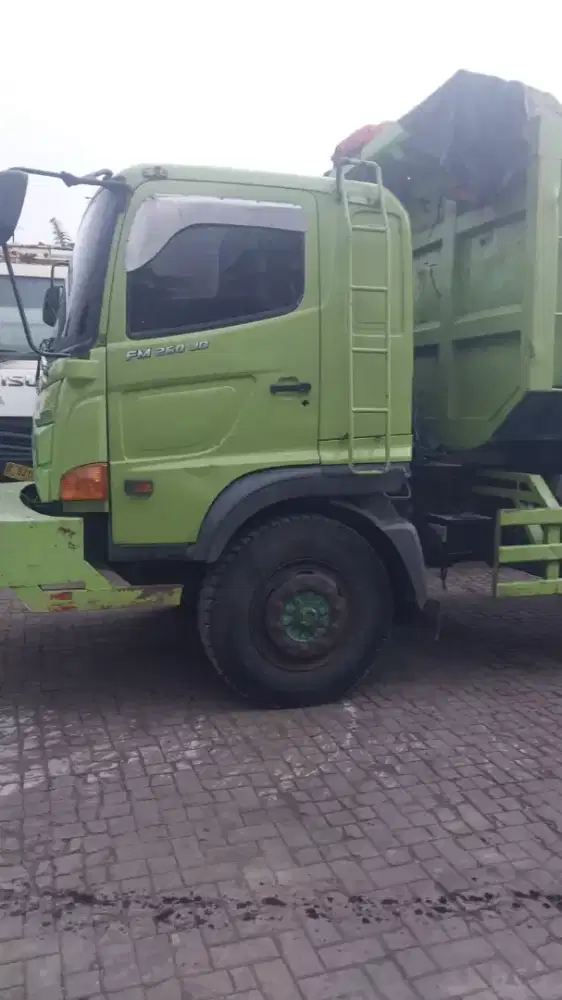 Dumptruck Hino 6x4 FM260JD 2018 bagus siap kerja