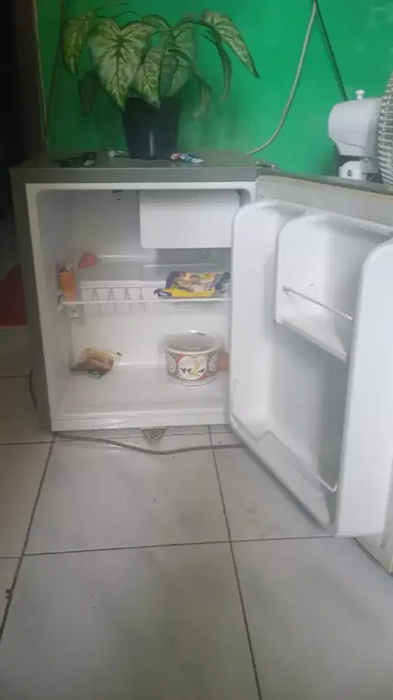 Dijual Kulkas Mini GEA 1 Pintu (Dingin Normal, Freezer Cepat Beku)