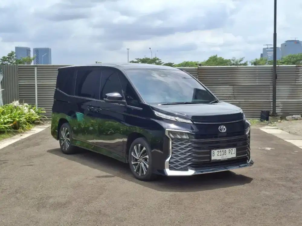 (Low Km)Toyota Voxy 2.0 AT. Tahun 2023. Warna purple. Perfect cond