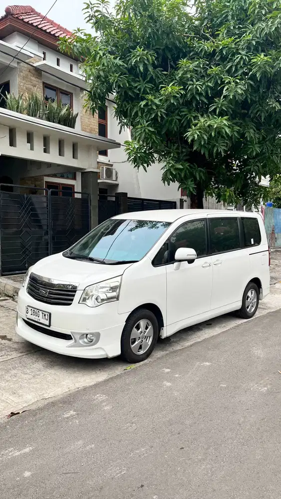 Toyota Nav1 V-AT (2013)